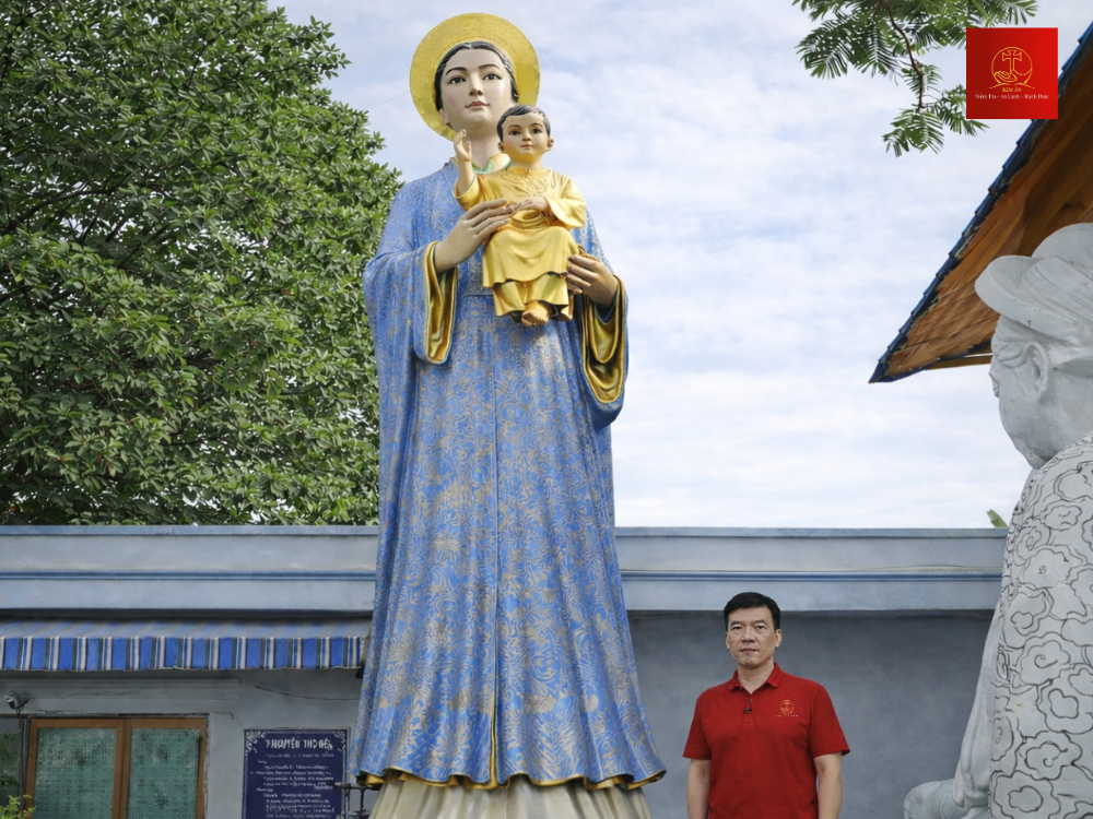 3-nghe-nhan-do-xuan-ngoc-ben-canh-buc-tuong-duc-me-la-vang-cao-6m Nghệ nhân Đỗ Xuân Ngọc bên cạnh bức tượng Đức Mẹ La Vang cao 6m