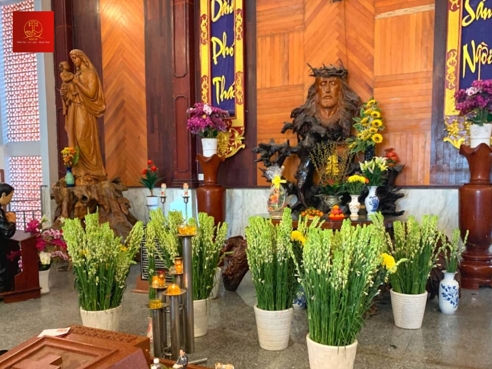 Không gian thờ phượng ấm cúng và trang nghiêm bên mộ phần Cha Diệp