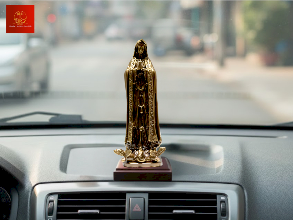 bai-tri-tuong-duc-me-fatima-18cm-trang-nghiem-tren-taplo-xe-o-to Bài trí tượng Đức Mẹ Fatima 18cm trang nghiêm trên taplo xe ô tô.