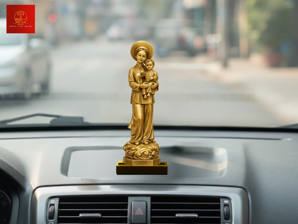 bai-tri-tuong-duc-me-la-vang-18cm-trang-nghiem-tren-taplo-xe-o-to-1 Bài trí tượng Đức Mẹ La Vang 18cm trang nghiêm trên taplo xe ô tô
