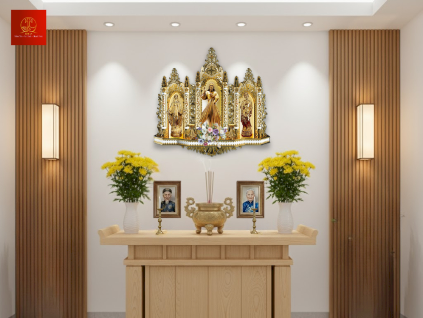 ban-tho-cong-giao-sfu-no-05-gom-tuong-chua-tuong-duc-me-va-tuong-thanh-giuse-voi-chat-lieu-inox-pvd-gold-tinh-xao-duoc-dat-trang-trong-phia-tren-ban-tho-gia-tien-tao-nen-khong-gian-phung-tu-hai-hoa Bàn thờ Công giáo được đặt trang trọng phía trên bàn thờ gia tiên