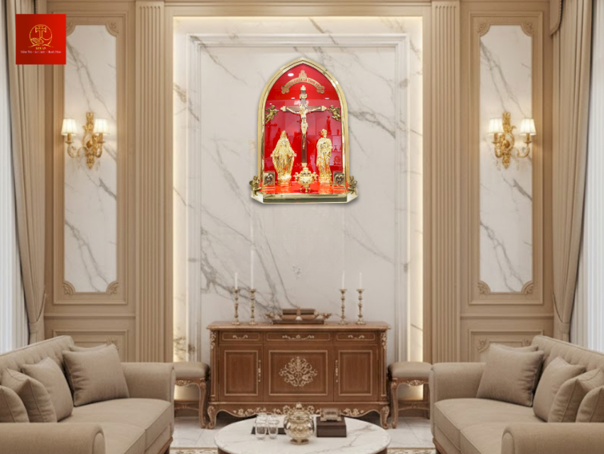 ban-tho-cong-giao-thiet-ke-hop-vom-nen-do-vien-kim-loai-trong-phong-khach-tong-mau-am Bàn thờ Công giáo thiết kế hộp vòm nền đỏ viền kim loại trong phòng khách tông màu ấm