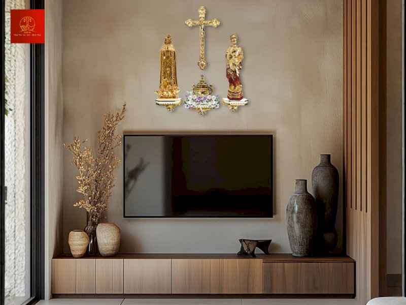 bo-tri-ban-tho-cong-giao-5-1-mau-bo-tri-ban-tho-cong-giao-trong-phong-khach-07 Chọn bàn thờ SFU-No.07 tạo điểm nhấn cho không gian.