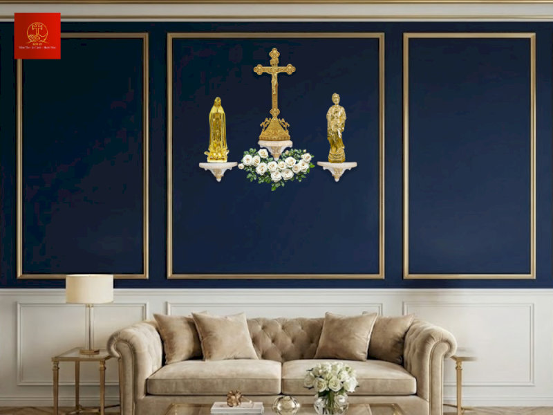 bo-tri-ban-tho-cong-giao-5-1-mau-bo-tri-ban-tho-cong-giao-trong-phong-khach-08 Thánh Giá hoa đào và tượng Mẹ – Giuse tạo điểm nhấn sang trọng.