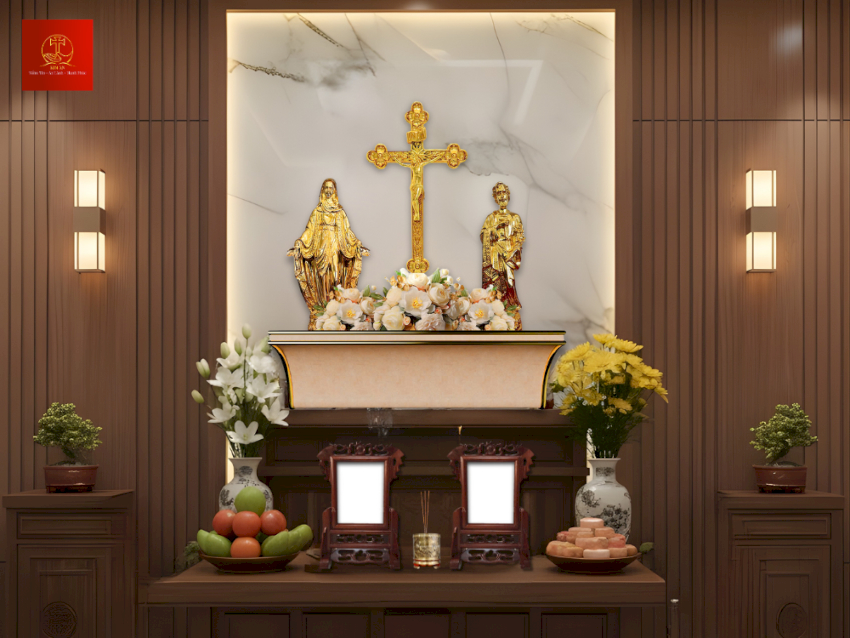 bo-tri-ban-tho-hai-tang-voi-ban-tho-chua-sfu-no-09-o-vi-tri-cao-nhat-gom-thanh-gia-tuong-duc-me-va-tuong-thanh-giuse-inox-pvd-gold-ket-hop-cum-hoa-tho-trang-nha-dat-tren-ke-bo-vien-anh-kim Bố trí bàn thờ hai tầng với bàn thờ Chúa gồm Thánh Giá, tượng Đức Mẹ và tượng Thánh Giuse