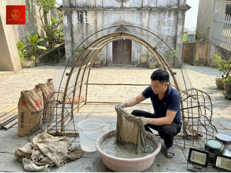 Nhúng tấm vải ngập trong hỗn hợp xi măng pha loãng