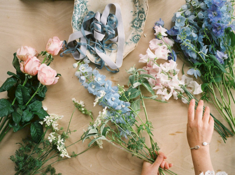 image11 Sau khi đã chọn được dáng cắm, xác định điểm nhấn của bình hoa rồi phân chia các loại hoa