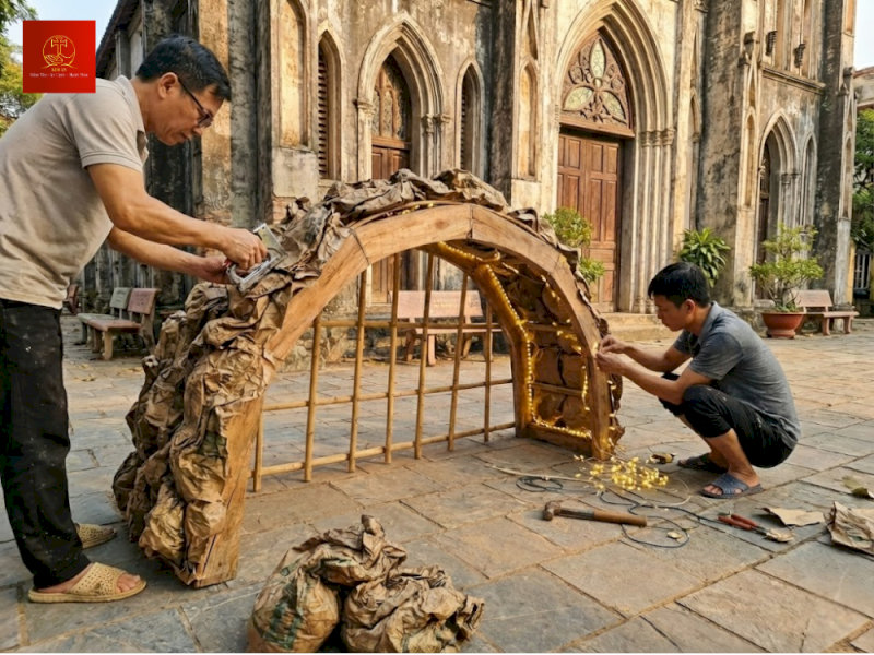 Phủ vỏ bao lên khung sườn, dùng súng bắn ghim cố định