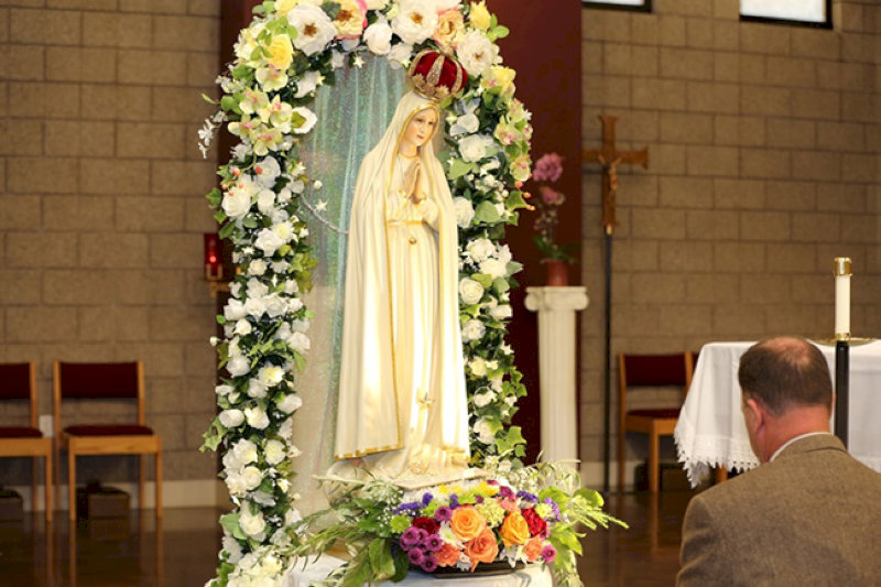 image19 Kiểu cắm hoa dáng vòm tạo ra khung cảnh bề thế, tôn vinh vật phẩm chính giữa