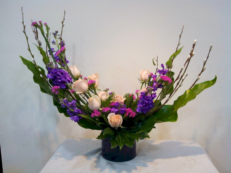 image20 Kiểu cắm dáng bán nguyệt phù hợp với bình trụ cao