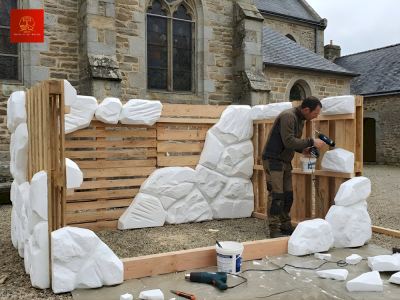 Tạo hình các khối đá bằng xốp để làm hang đá Noel