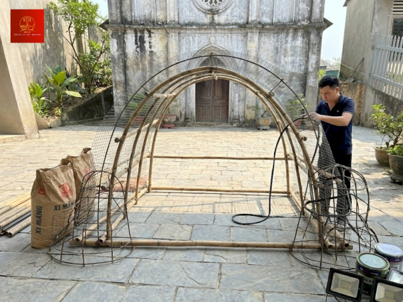 Dựng khung vòm bằng sắt hoặc tre và cố định lưới mắt cáo bao trùm toàn bộ