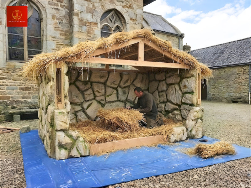 Khi phủ rơm, chú ý phần rơm ở “máng cỏ” nên lót dày hơn để đặt tượng Chúa Hài Đồng