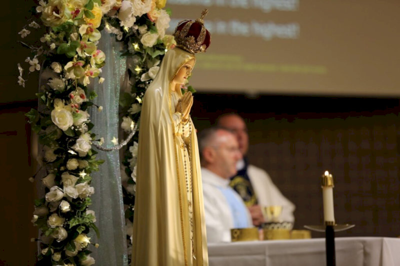 image3 Với sự uyển chuyển đặc trưng, kiểu cắm này rất hợp cho những ngày lễ trọng