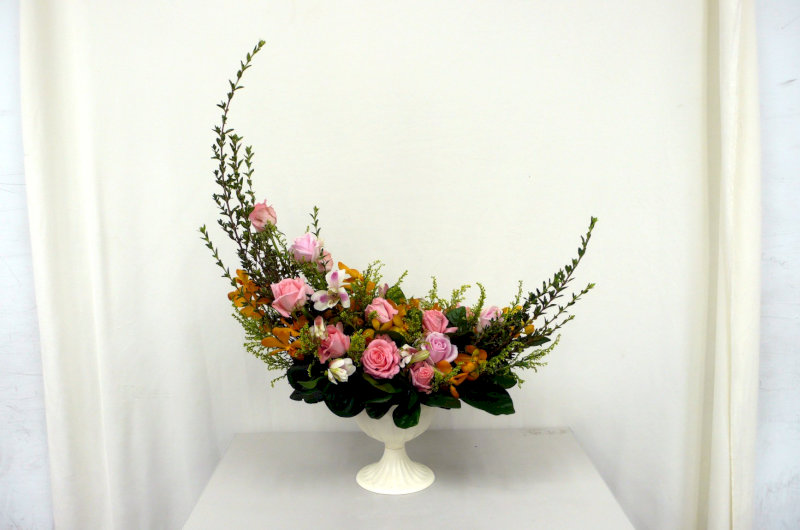 image31 Trên bàn thờ, lẵng bán nguyệt thường được đặt chính giữa