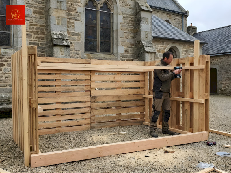 Lắp phần khung gỗ, sau đó kiểm tra độ chắc bằng cách lắc nhẹ, khung không rung là đạt.