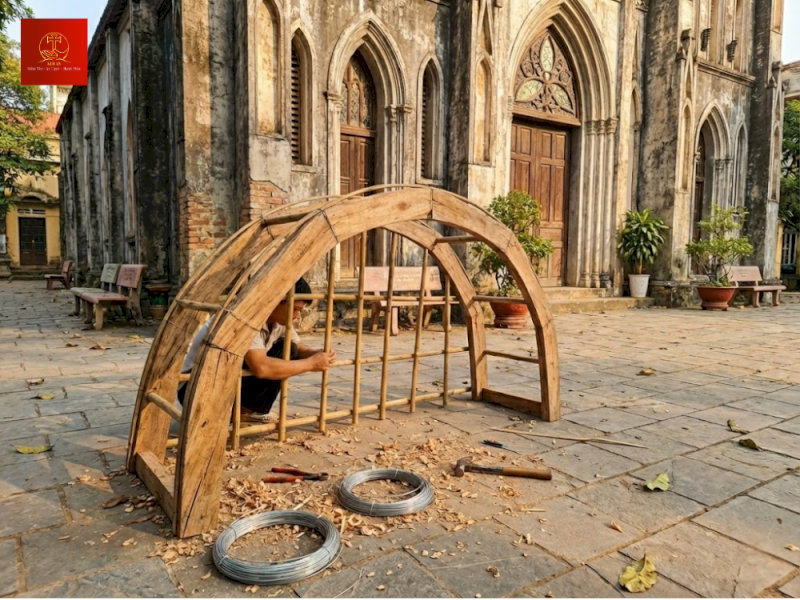 Dựng khung cốt vững chắc bằng tre hoặc gỗ để định hình vòm hang và các khối núi phụ.