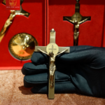 Thánh Giá Có Mề Đay BENEDICT - Không Đế (mini)