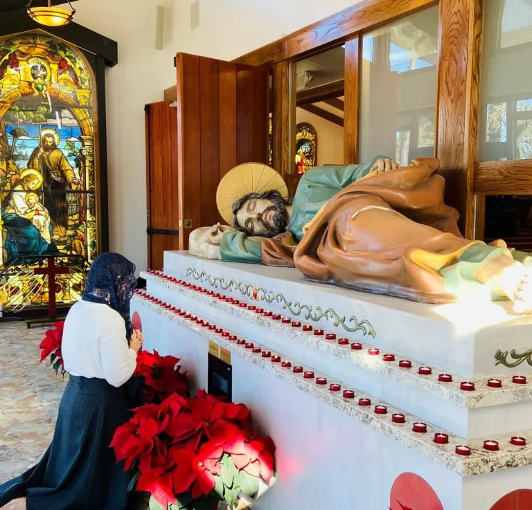 tuong-thanh-giuse-ngu-lon-tai-st-joseph-catholic-church-mission-san-jose-fremont-california-diem-hanh-huong-noi-bat-thu-hut-nhieu-tin-huu-den-chiem-nguong-va-cau-nguyen Tượng Thánh Giuse ngủ lớn tại St. Joseph Catholic Church