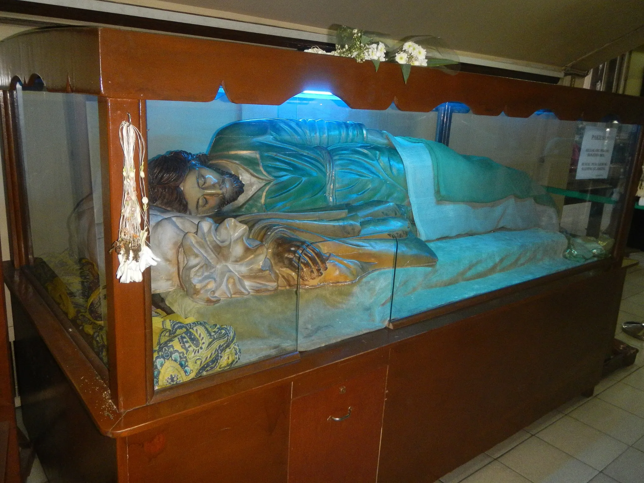 tuong-thanh-giuse-ngu-tai-giao-xu-thanh-giuse-cubao-thanh-pho-quezon-philippines-bieu-tuong-cua-su-pho-thac-va-lang-nghe-thanh-y-thien-chua-qua-cac-giac-mo Tượng Thánh Giuse ngủ tại Giáo xứ Thánh Giuse Cubao