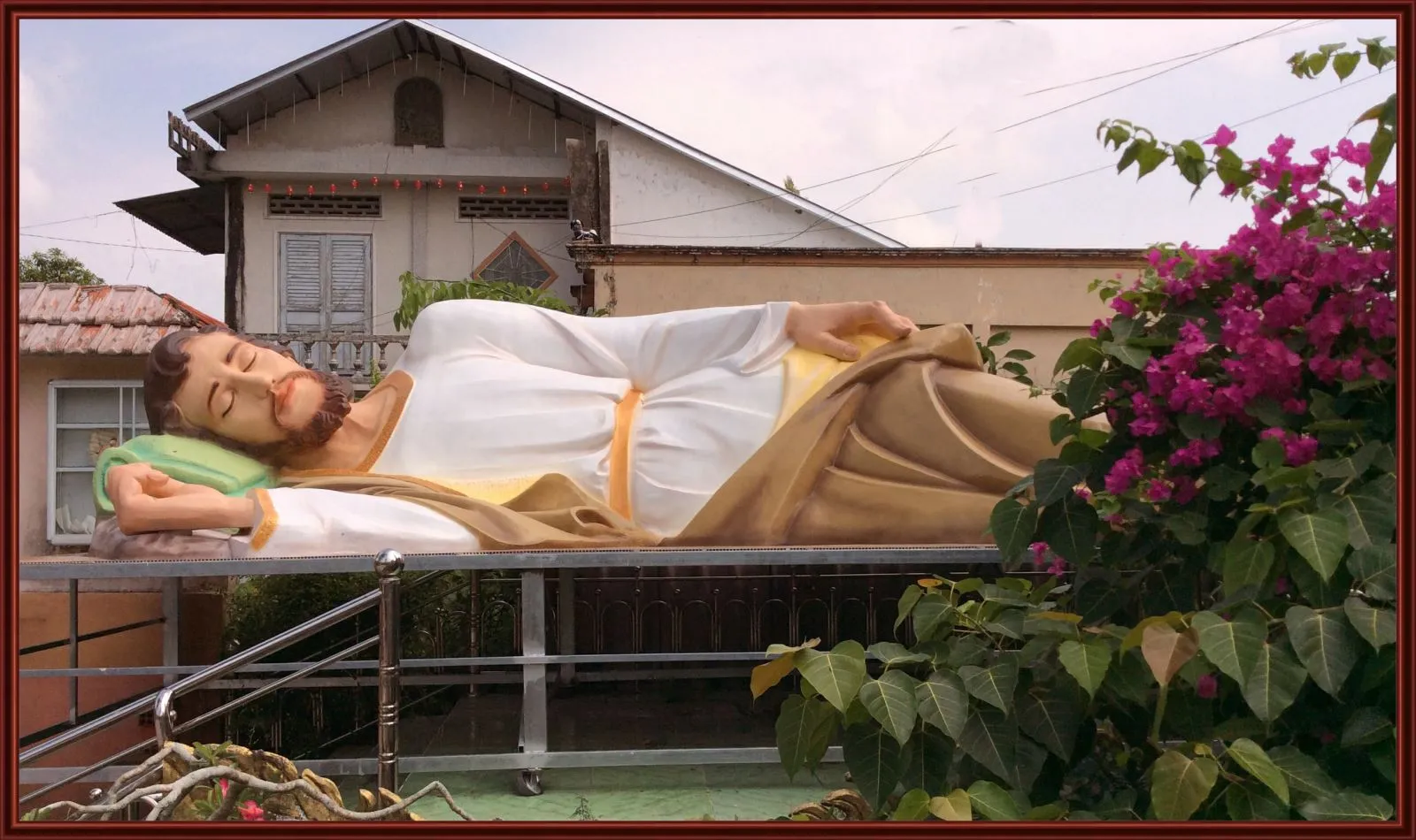 tuong-thanh-giuse-ngu-tai-nha-tho-xu-dao-chau-long-tao-hinh-thanh-ca-nam-nghi-an-binh-goi-len-tinh-than-pho-thac-va-lang-nghe-thanh-y-thien-chua-nguon-internet Tượng Thánh Giuse ngủ tại nhà thờ xứ đạo Châu Long