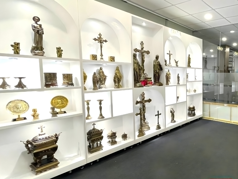 vat-pham-cong-giao-kim-an-se-co-nhung-bi-quyet-duc-va-mai-giua-rieng-biet-giup-buc-tuong-co-hon-va-than-thai-song-dong-hon-han-so-voi-nhung-san-pham-duc-cong-nghiep-dai-tra Vat Pham Cong Giao Kim An Se Co Nhung Bi Quyet Duc Va Mai Giua Rieng Biet Giup Buc Tuong Co Hon Va Than Thai Song Dong Hon Han So Voi Nhung San Pham Duc Cong Nghiep Dai Tra